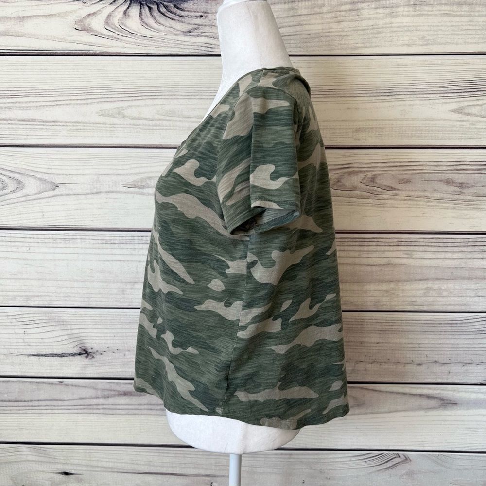 Old Navy Green Camo Print V Neck T-Shirt - Picture 4 of 6